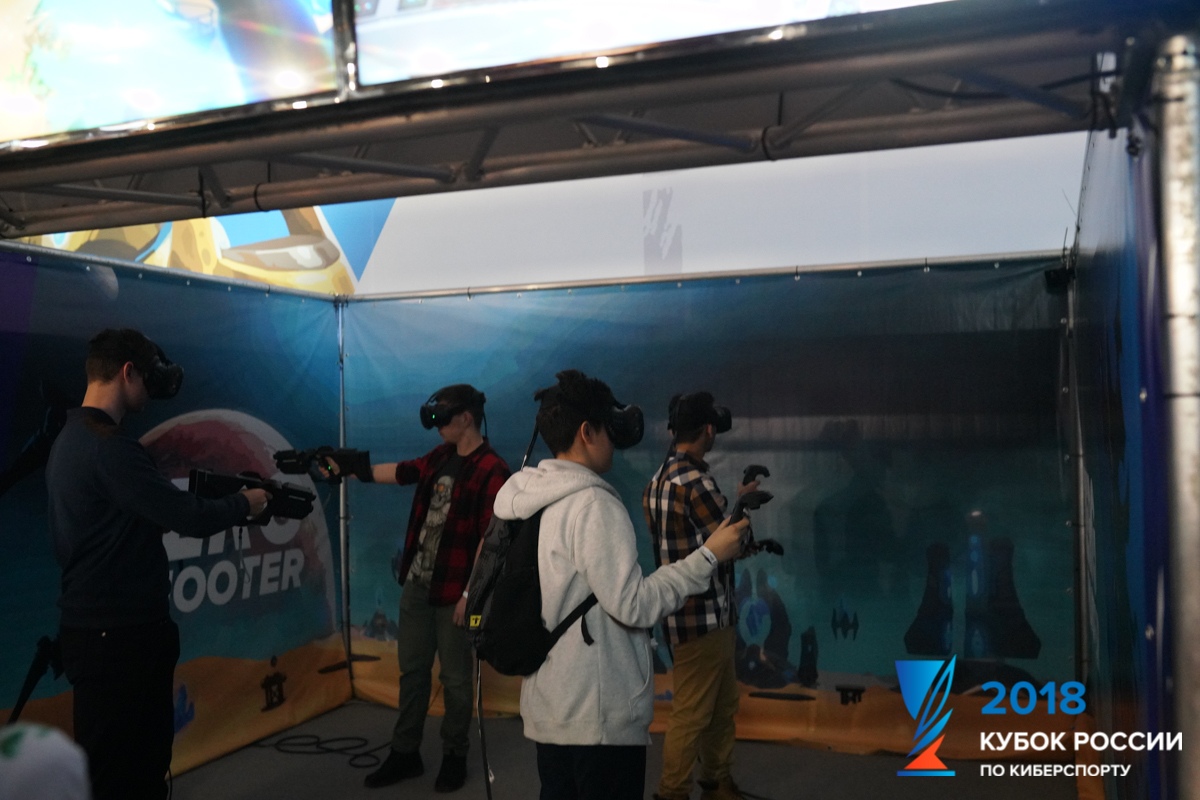 Четыре участника играют в Zerg Shooter в VR